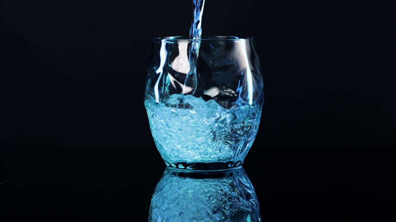 물 이 들어 있는 유리