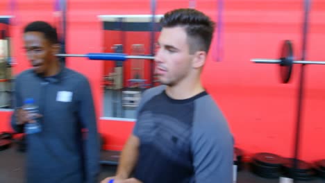 atletas hablando entre sí después de un entrenamiento de 4k