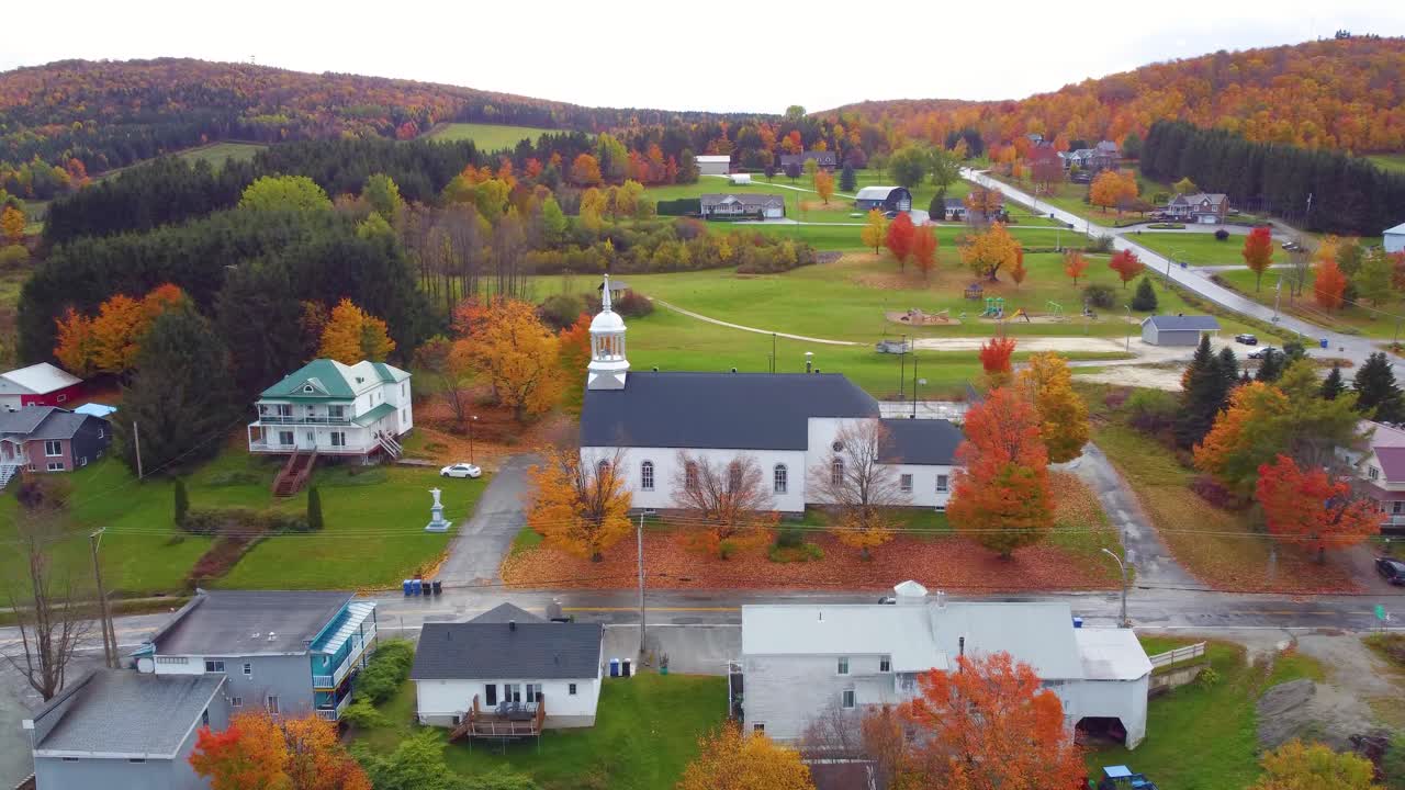 다채로운 가을 잎자루와 함께 가을 마을 장면
