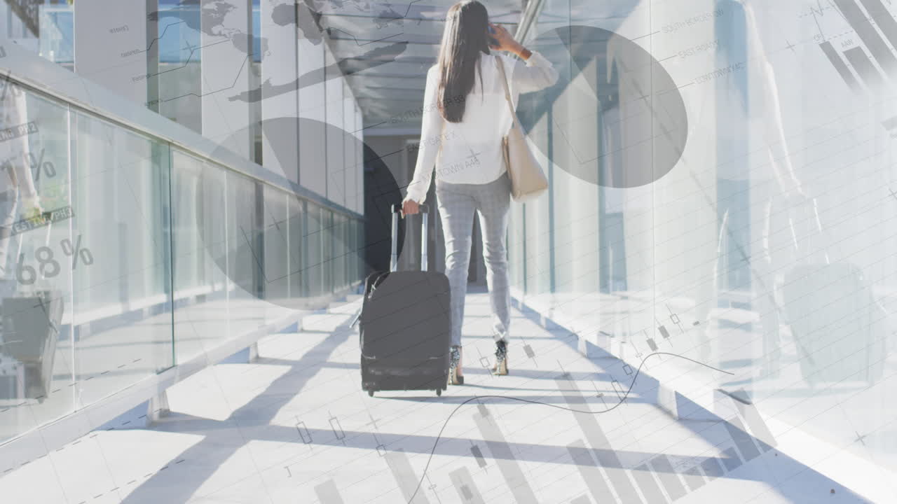 animación del procesamiento de datos financieros sobre una mujer de negocios biracial en el aeropuerto.