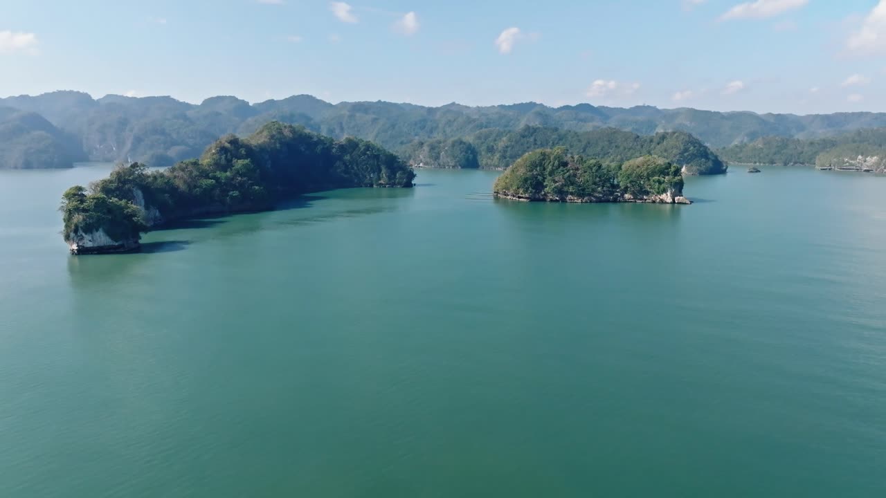 национальный парк лос хайтис с зелеными островами на спокойной воде в доминиканской республике - съемка с беспилотника