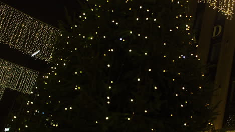 Weihnachtsbaum-Auf-Der-Straße,-Geschmückt-Mit-Blinkenden-Lichtern