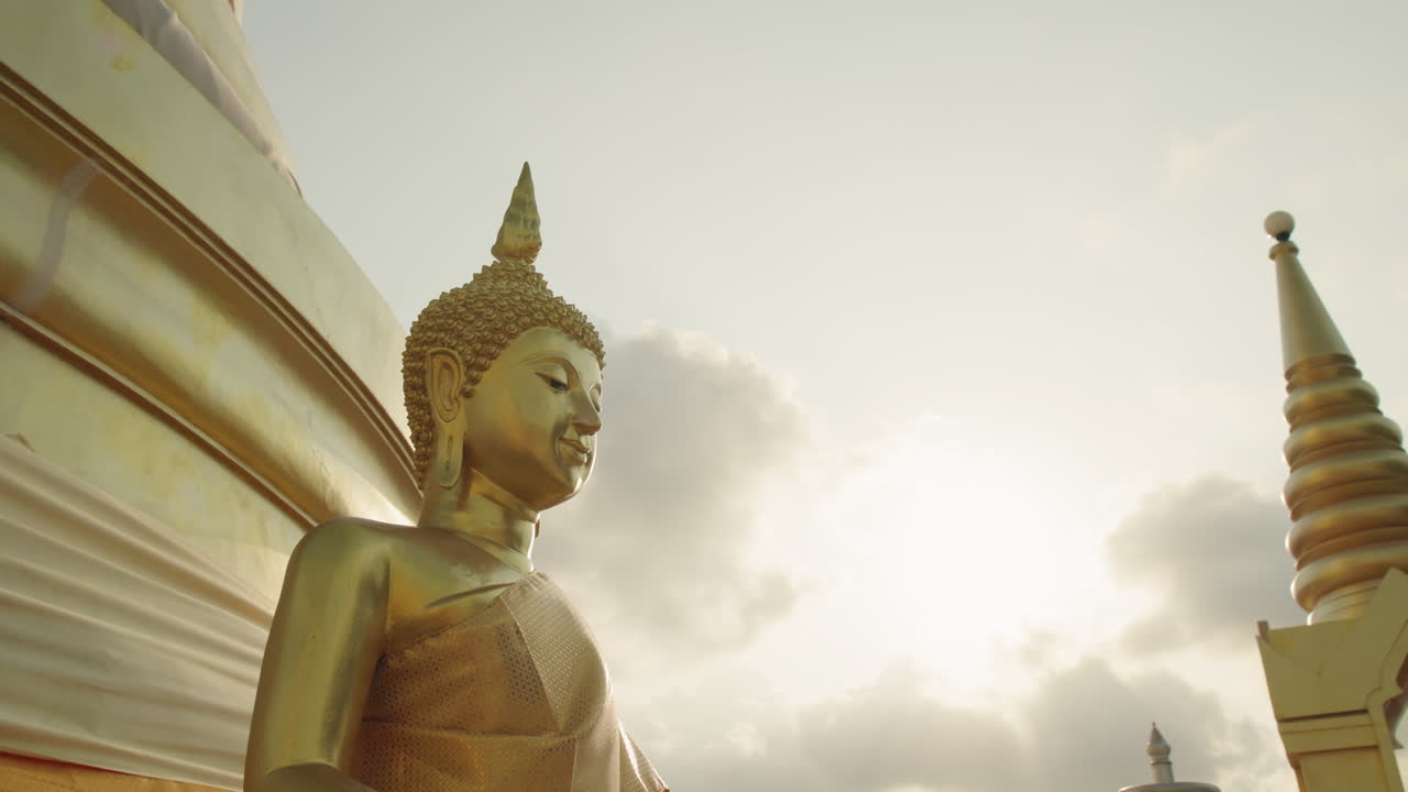 サムイ島ビッグブッダ寺院で、太陽を背にした黄金仏像のシルエット。