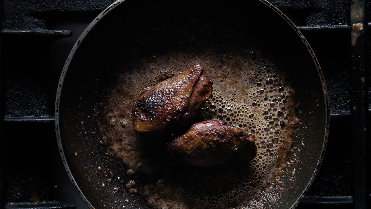 전문 주방장이 소박하고 빈티지한 스웨덴 레스토랑에서 4k 느린 동작으로 구운 치킨 필레를 요리합니다.