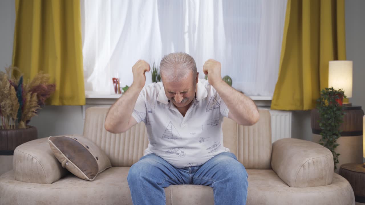 신경 ⁇ 약을  ⁇ 고 있는 그 노인은 화가 나고 기분이 좋지 않습니다.