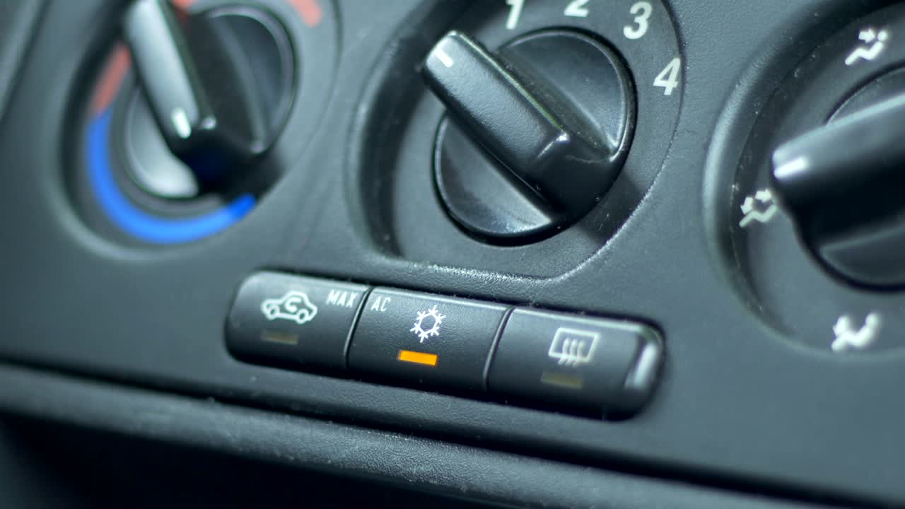 자동차 에어컨을 켜는 것