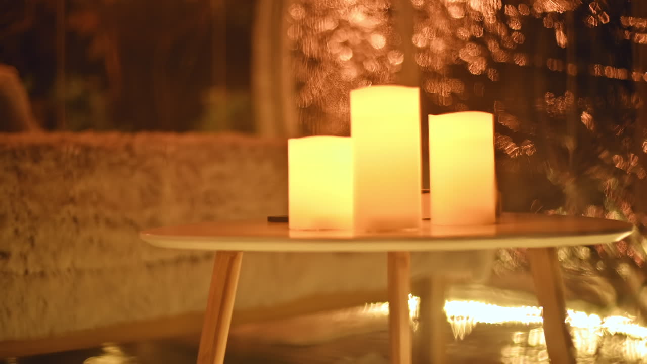 Tenda a bolla trasparente in un glamping di notte, interni con candele accese