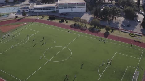una hermosa vista del campo de fútbol de la ciudad