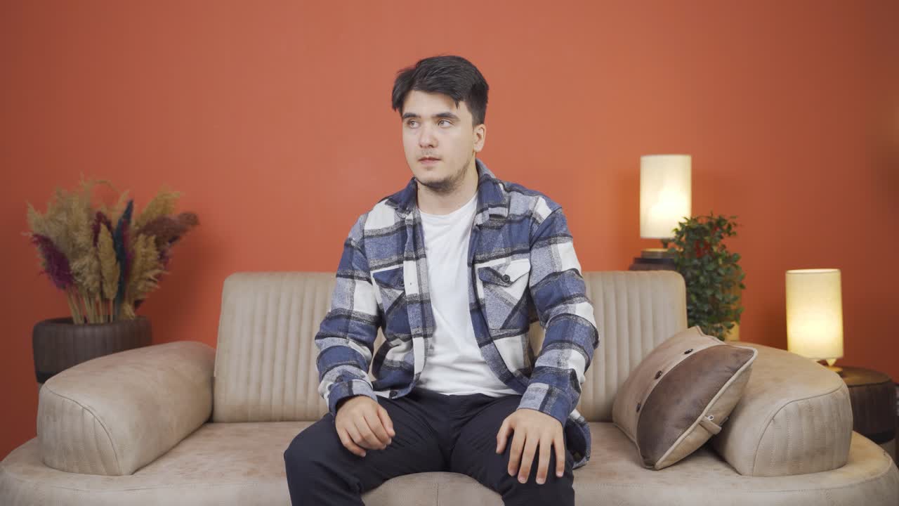 무슬림 남자가 기도하고 있습니다.