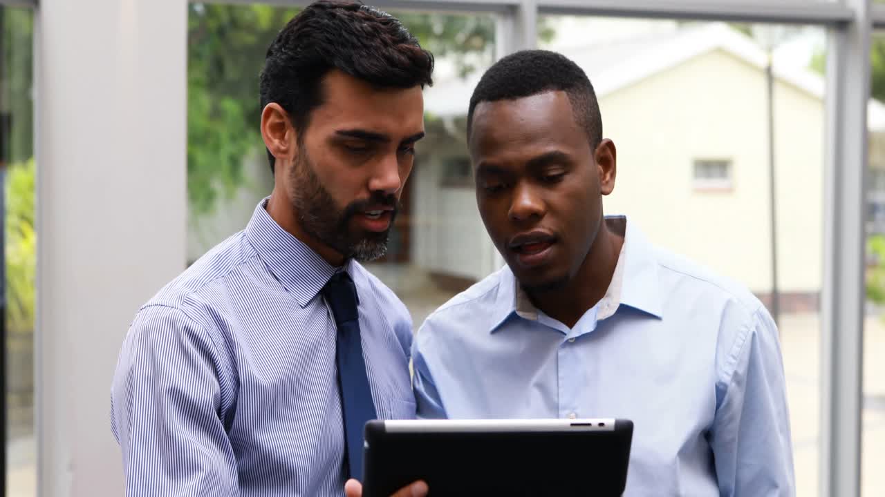 ejecutivos masculinos que utilizan tabletas digitales