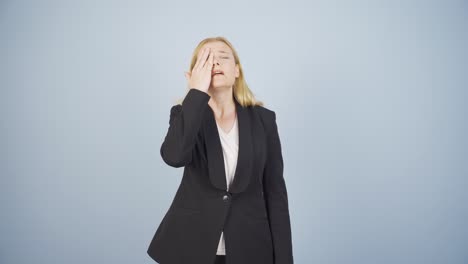 mujer de negocios con ojos adoloridos.