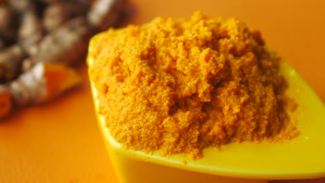 polvo de cúrcuma en un cuenco pequeño