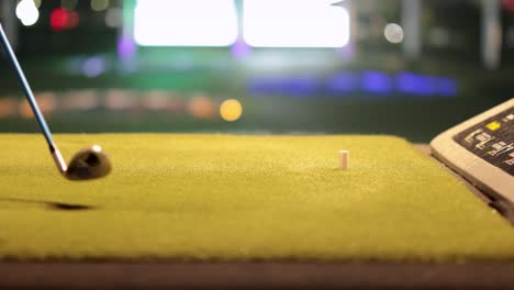 el swing del club de golf en el campo de golf