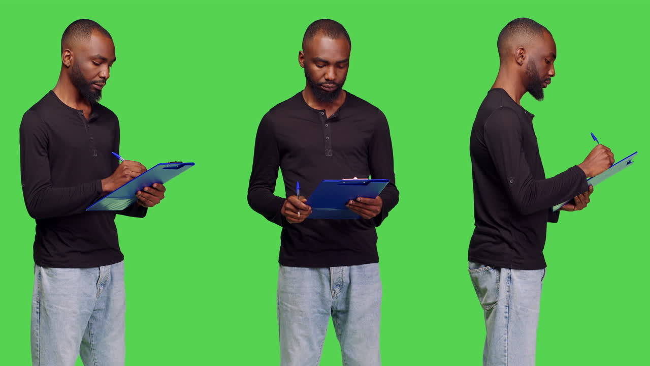 Homem afro-americano com prancheta em tela verde