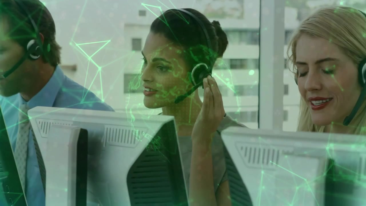 Operatori di call center che rispondono a una chiamata in arrivo e passano il problema ai colleghi con panoramica della telecamera.
