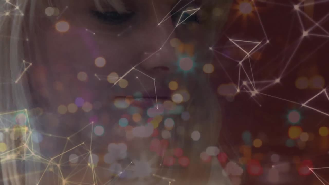 animación de la red de conexiones y puntos de luz sobre la mujer caucásica usando pincel de maquillaje