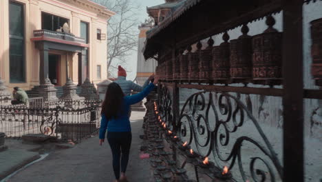 Ein-Spaziergang-Um-Den-Tempel-Als-Kulturelle-Tradition-Im-Nepalesischen-Swayambhunath-Tempel