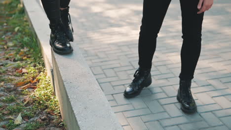 Frauenstiefel,-Die-Auf-Einem-Bordstein-Gehen-1