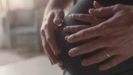 manos cerradas en el vientre embarazada pareja orgullosa abrazando a los padres buen marido sosteniendo suavemente a la esposa disfrutando de la seguridad emocionada por la maternidad