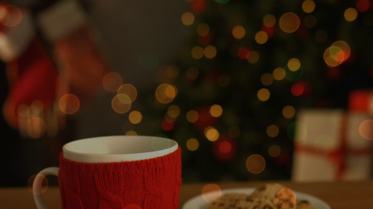 쿠키 접시와  ⁇ 박이는 요정 불빛과 함께 크리스마스 컵의 애니메이션