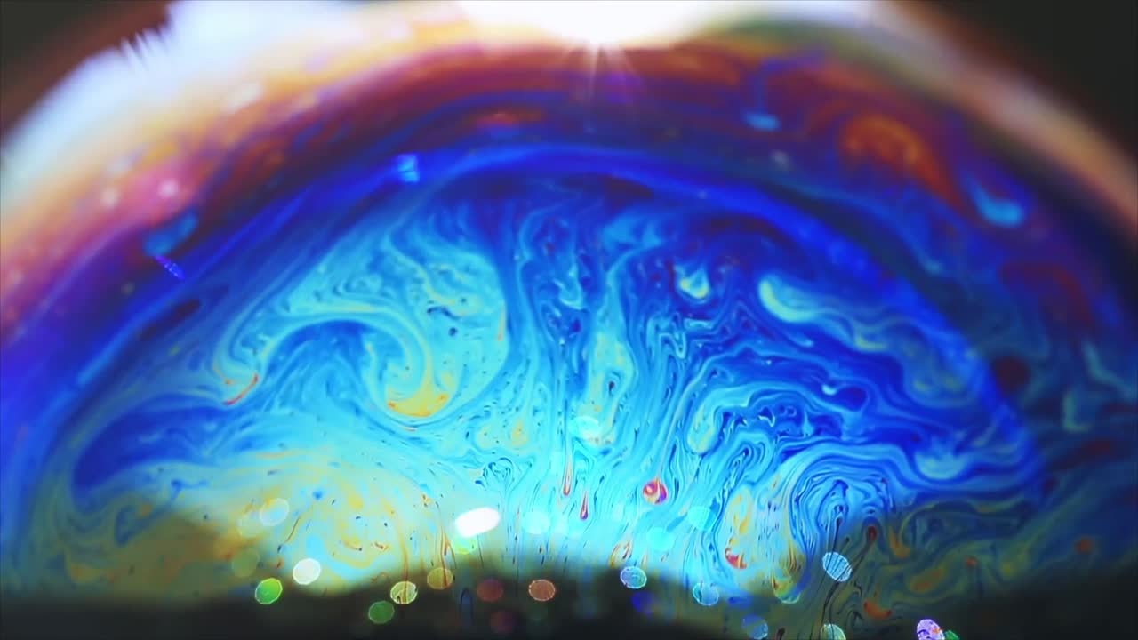 Macro primo piano di superficie iridescente di bolla di sapone con colori vorticosi