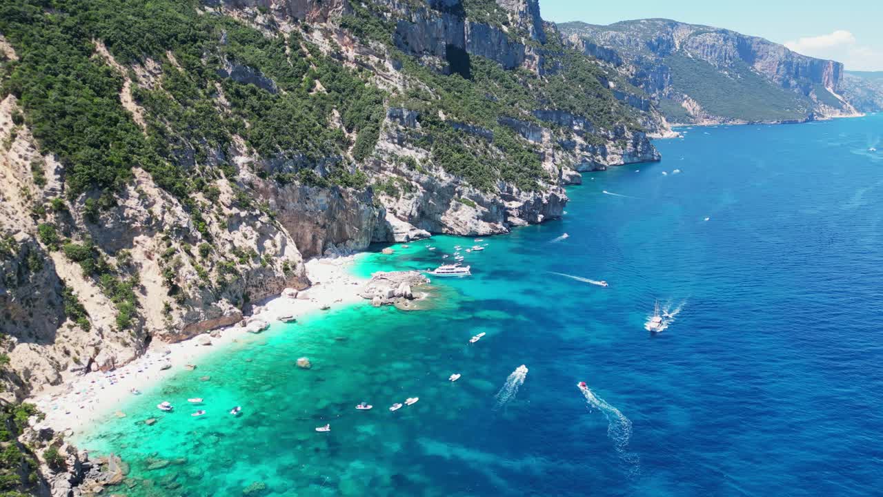 Bådtur-udflugt ved Cala Mariolu Strand, Baunei-kysten, Sardinien, Italien - Cirkulerende luftfoto 4k