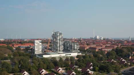 Luftaufnahme-Des-Baus-Des-Esbjerg-Towers,-Einer-Aus-Drei-Türmen-Bestehenden-Siedlung,-Die-Studentenwohnungen-Und-Hotelapartments-Beherbergen-Wird