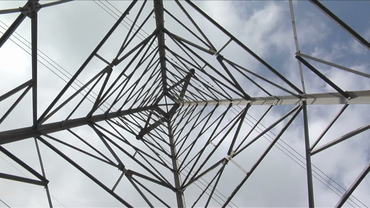 전선이 유틸리티 타워의 양쪽으로 늘어납니다.