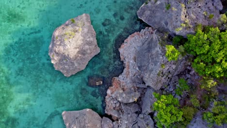 Overhead-Schuss-Von-Felsbrocken-Und-Klippen-Auf-Eagles-Bay