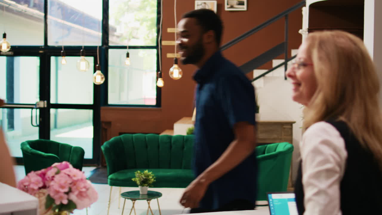 personal del hotel que da la tarjeta de acceso a la habitación