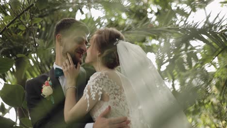 recién casados. novio caucásico con la novia en el parque. pareja de bodas. familia feliz