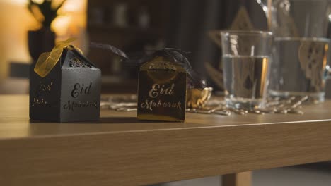 cerca de cajas de regalo sobre la mesa en una casa musulmana celebrando el eid 4