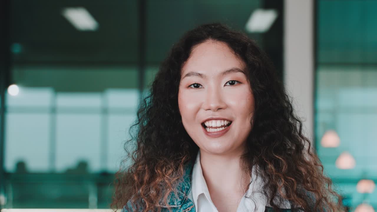 행복한 아시아 스타일리시 여성 매력적인 관광객은 공항에서 비디오 통화로 손을 흔들며 카메라를 바라보고 있습니다.