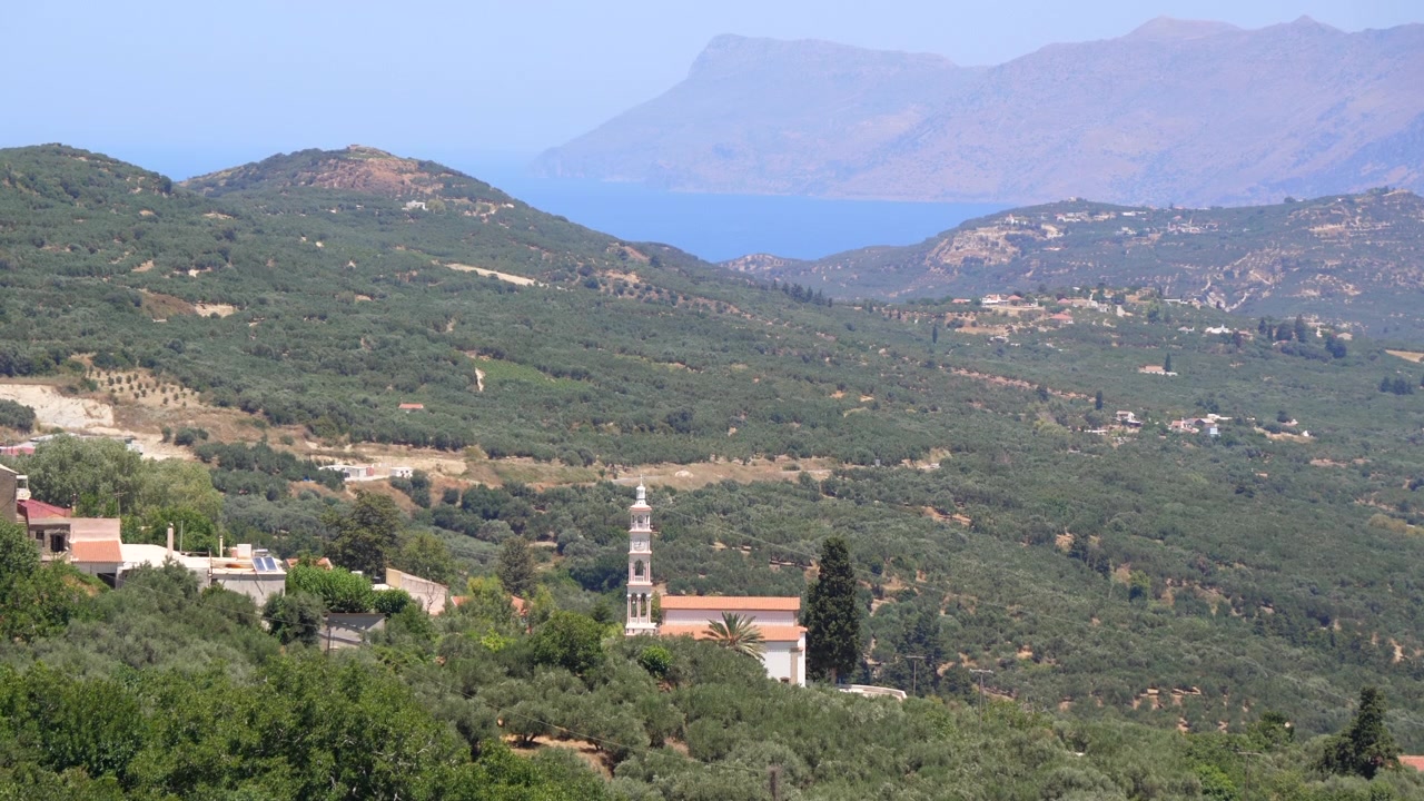 Chiesa di Topolia in un paesaggio di verdeggiante vallata a Creta, ripresa statica, soleggiato