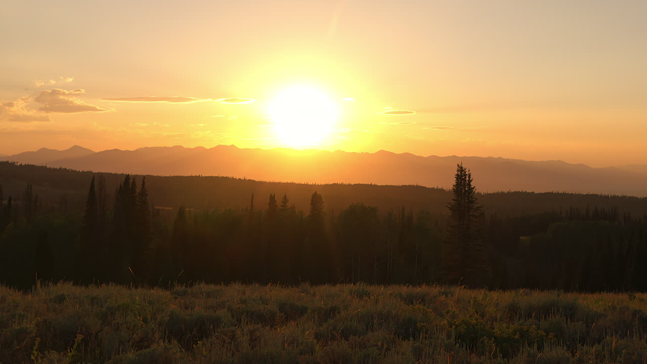 el lapso de tiempo de la hermosa luz dorada de la tarde al atardecer en verano