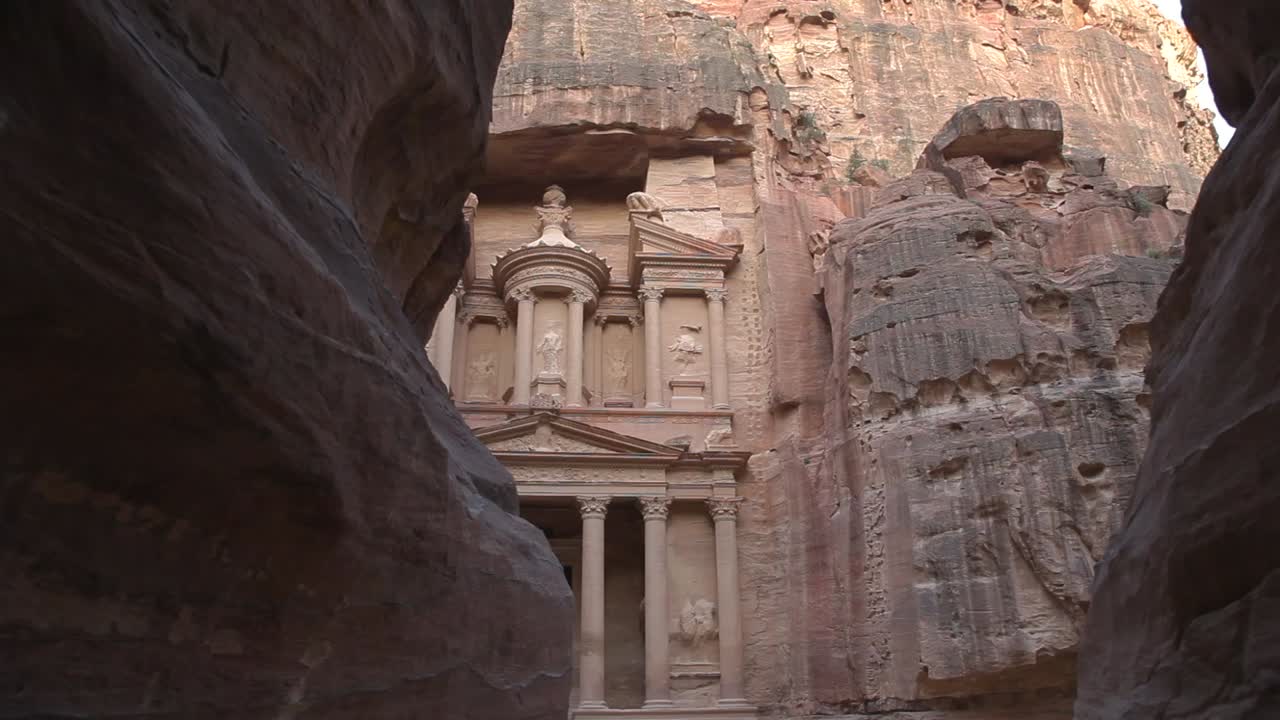 larga caminata por el cañón a través del tesoro en petra, tiro de amplio ángulo