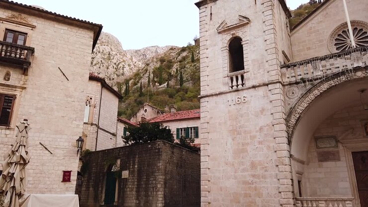 Cattedrale di San Trifone nel centro storico di Cattaro, ripresa a mano libera in movimento. La Cattedrale più antica del Montenegro (Jugoslavia).