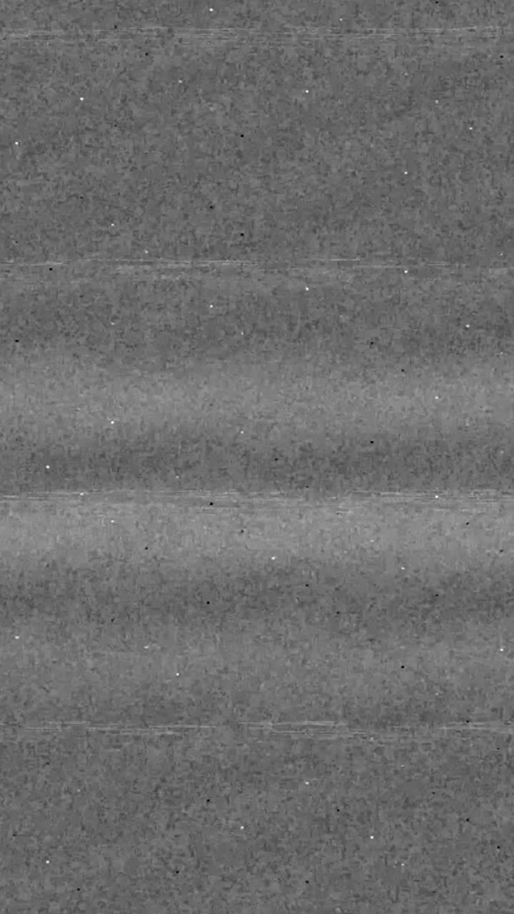 Pantalla gris vertical con sutil grano de película y partículas de polvo, simulando una textura de película vintage antigua y desgastada.