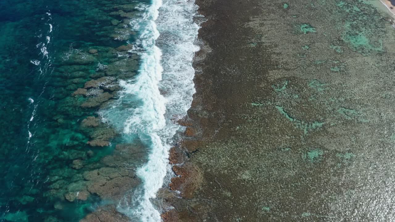 arrecifes de coral y olas oceánicas, vista aérea de la costa de la isla de tonga, polinesia
