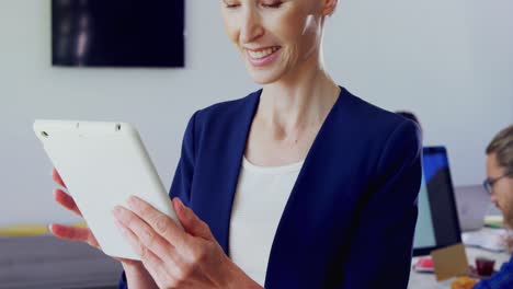 mujer usando tableta digital en la oficina 4k