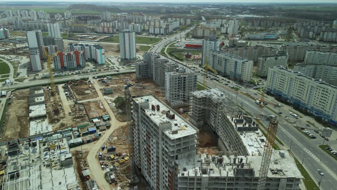 gran sitio de construcción. construcción de un moderno edificio residencial de varios pisos
