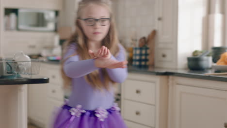 Glückliches-Ballerina-Mädchen,-Das-In-Der-Küche-Tanzt-Und-Ein-Lila-Tutu-Trägt,-Spaß-Daran-Hat,-Lustige-Tanzbewegungen-Vorzuführen-Und-Die-Wochenendfeier-Zu-Hause-Genießt