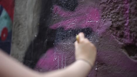 pegamento líquido que se aplica a una pared urbana con un cepillo