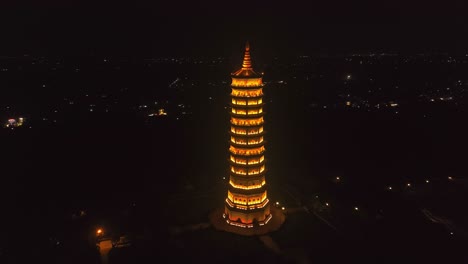 Beleuchtete-Pagode-In-Ninh-Binh,-Vietnam