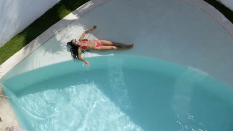 mujer en la piscina