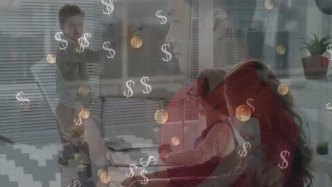 animación de dólares y bitcoins sobre niños caucásicos jugando a la escuela