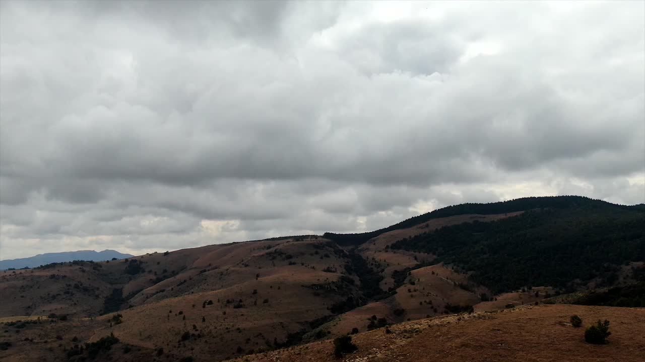 공중 드론 하이퍼 랩스 산맥과 비구름