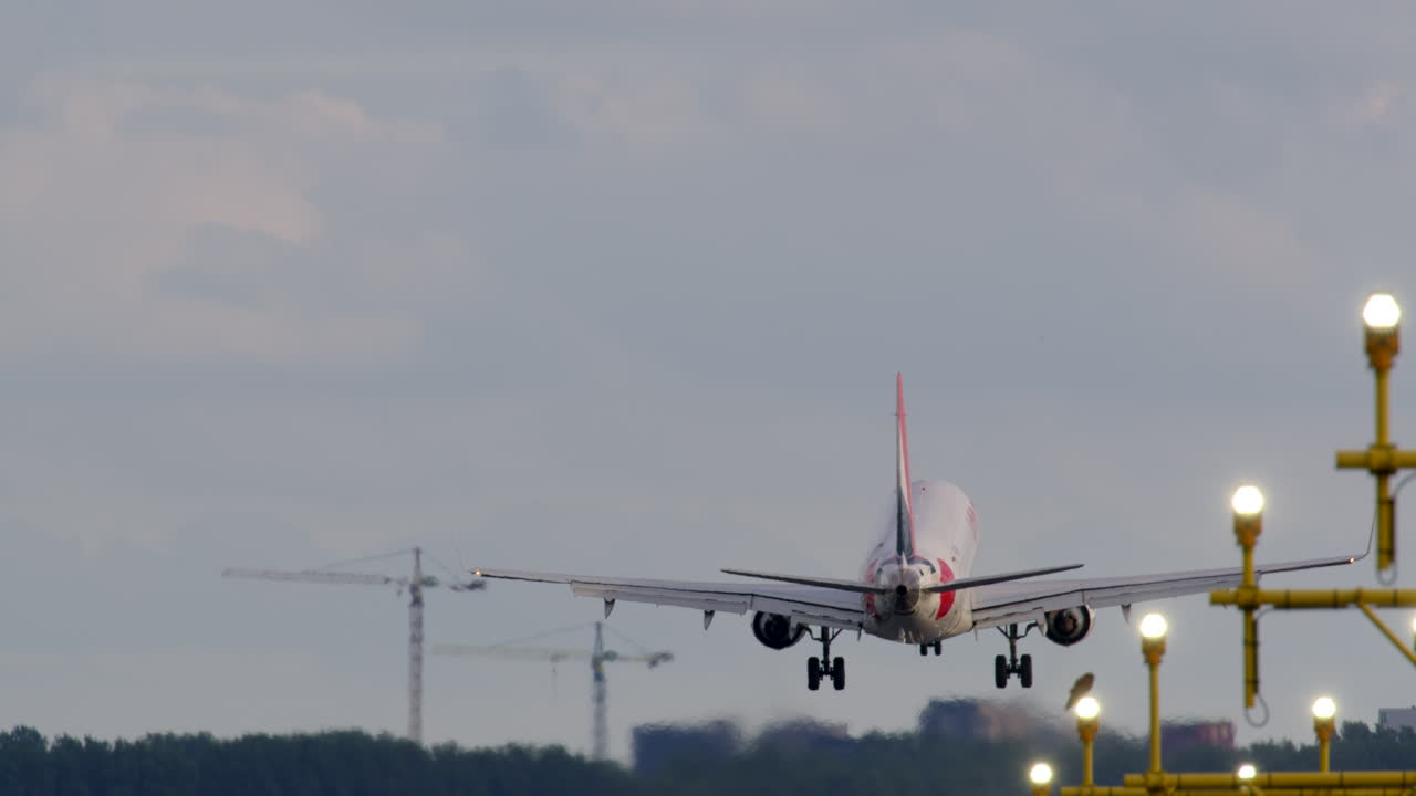 aterrizaje de un avión en un aeropuerto
