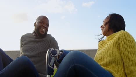 Pareja-Feliz-Interactuando-Entre-Sí-En-El-Parque-En-Un-Día-Soleado-4k