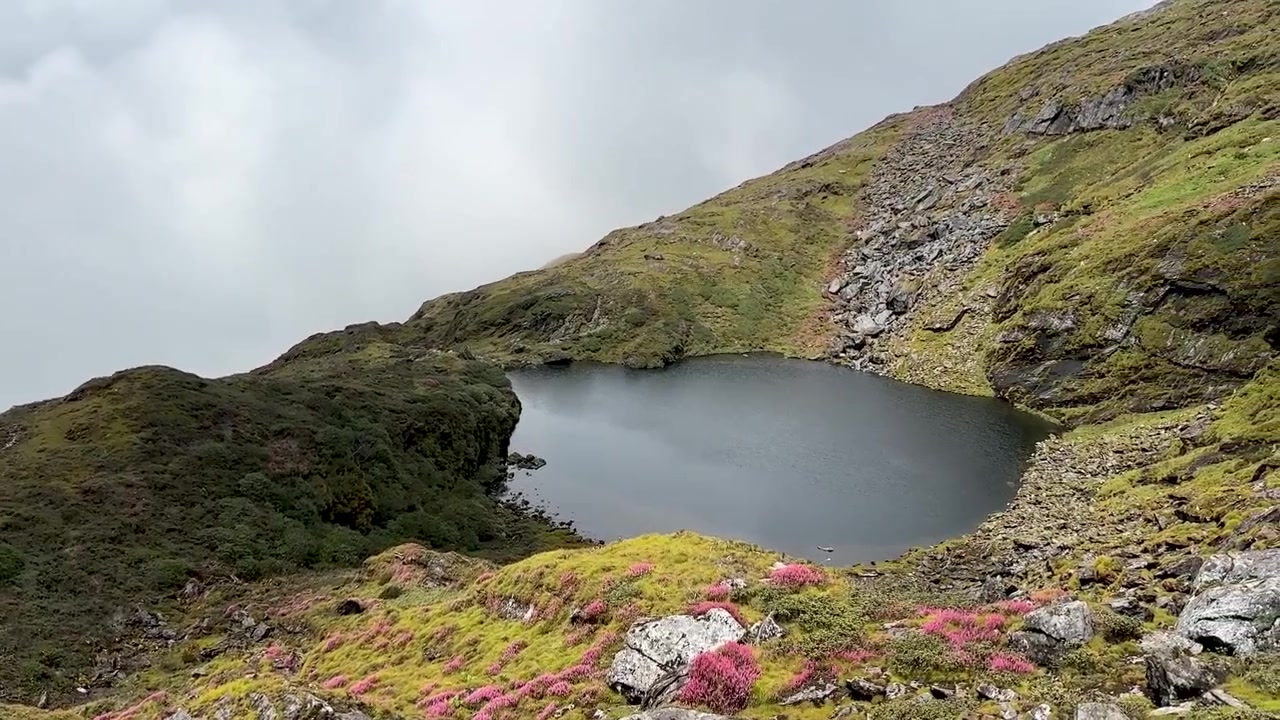 Landskapsutsikt over Hadi fjellsjø i Taplejung, Nepal.